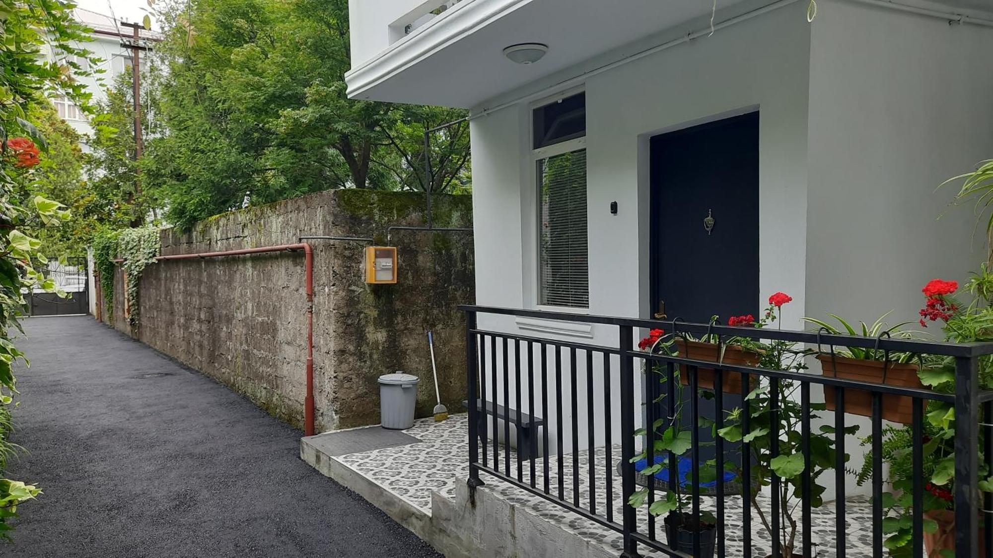 Guesthouse Next To Beach バトゥーミ エクステリア 写真