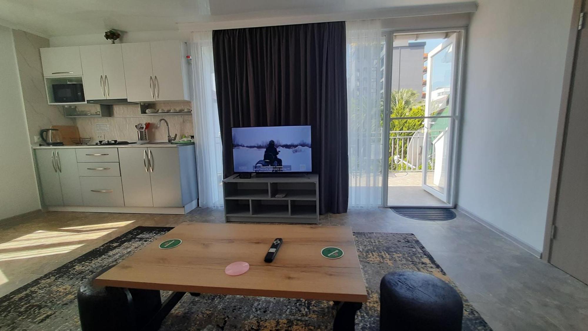 Guesthouse Next To Beach バトゥーミ エクステリア 写真