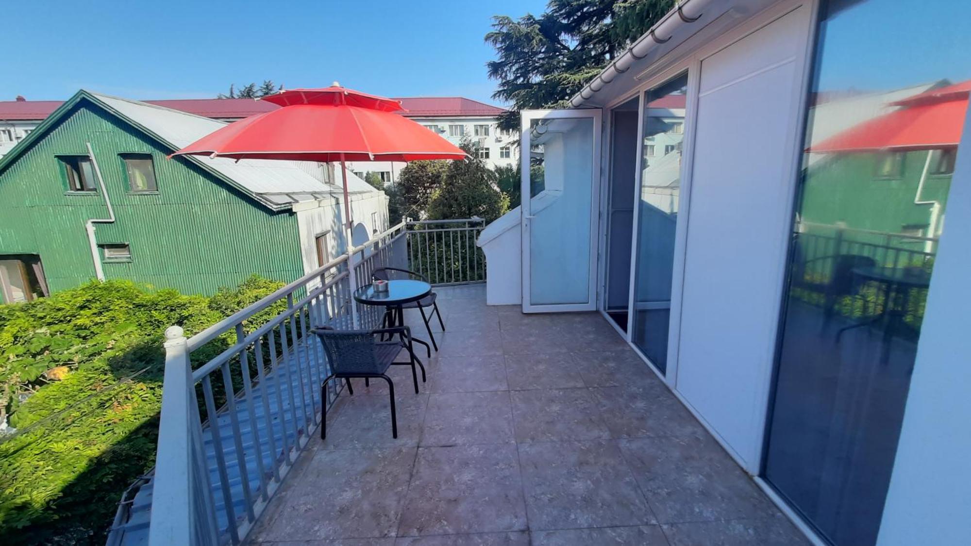 Guesthouse Next To Beach バトゥーミ エクステリア 写真