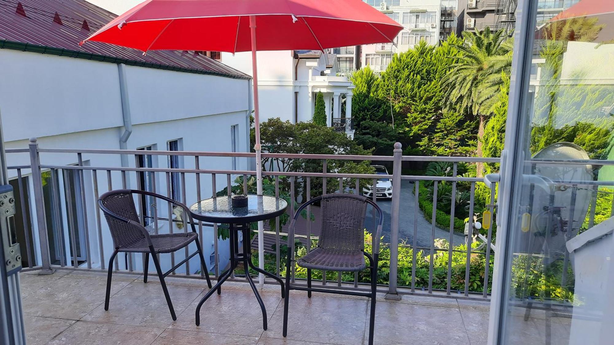 Guesthouse Next To Beach バトゥーミ エクステリア 写真