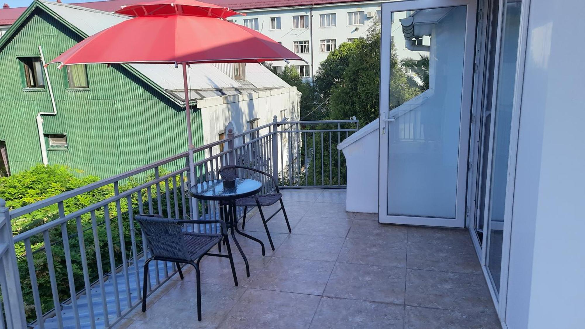 Guesthouse Next To Beach バトゥーミ エクステリア 写真