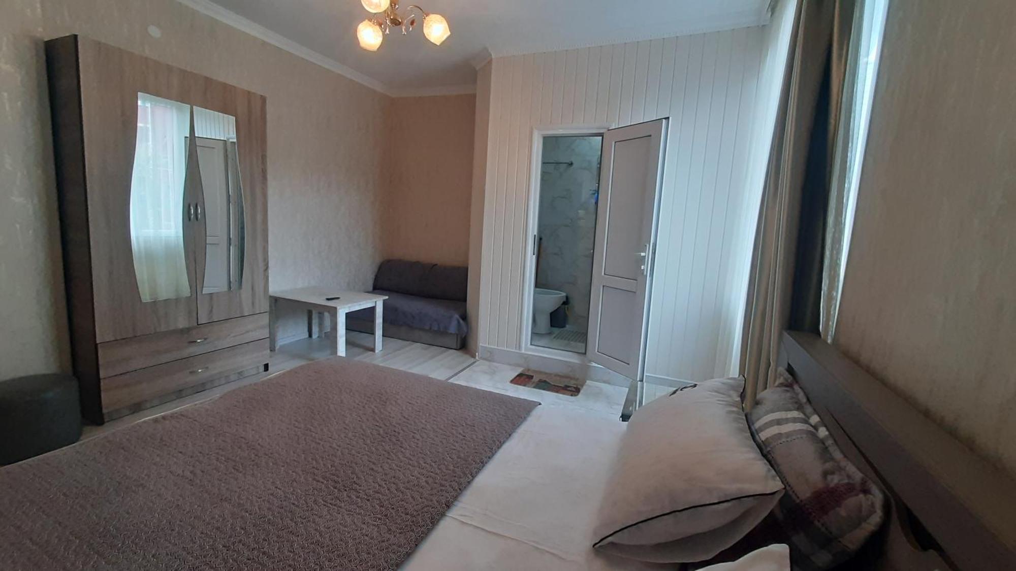 Guesthouse Next To Beach バトゥーミ エクステリア 写真