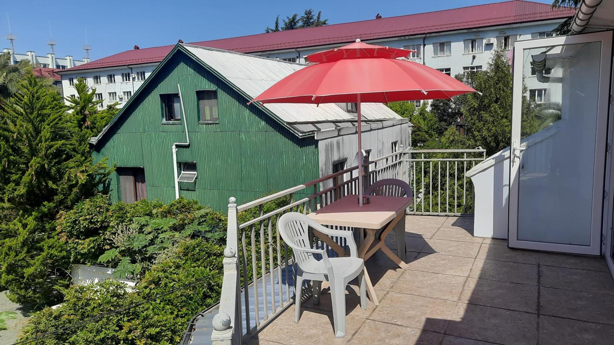 Guesthouse Next To Beach バトゥーミ エクステリア 写真