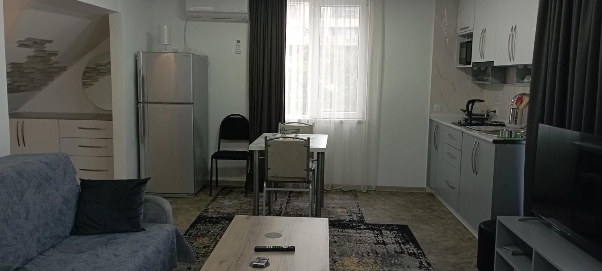 Guesthouse Next To Beach バトゥーミ エクステリア 写真