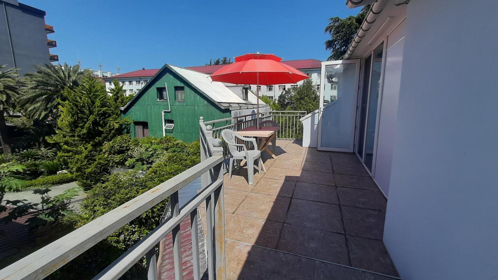 Guesthouse Next To Beach バトゥーミ エクステリア 写真