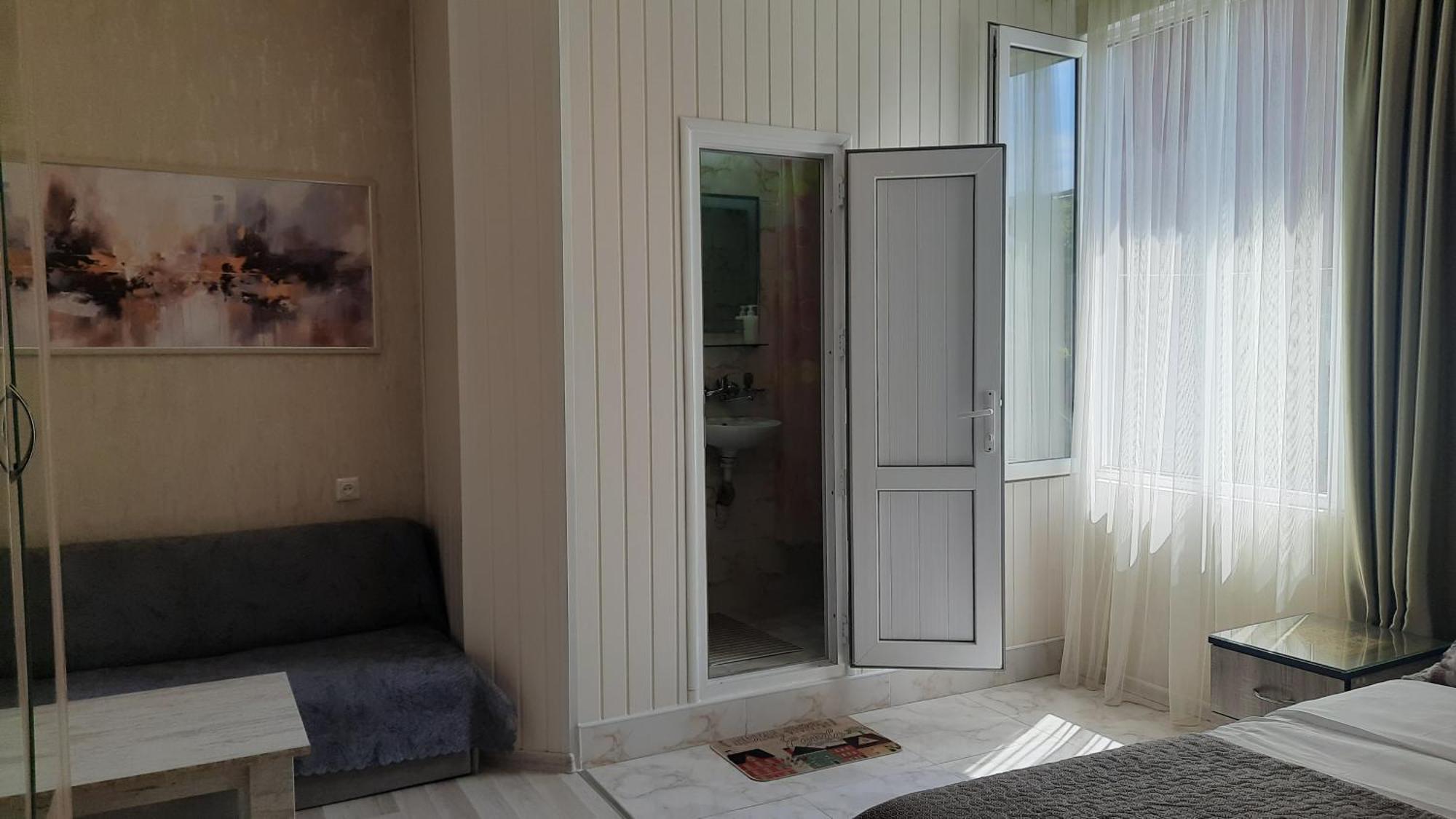 Guesthouse Next To Beach バトゥーミ エクステリア 写真