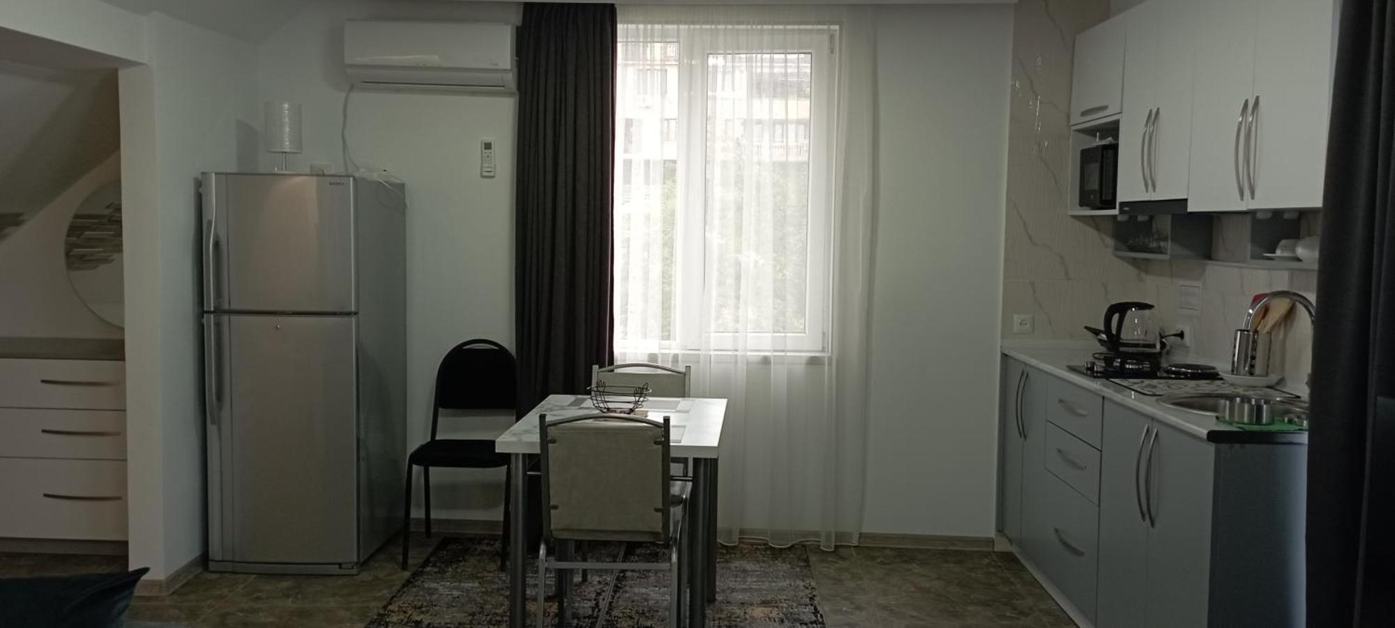 Guesthouse Next To Beach バトゥーミ エクステリア 写真