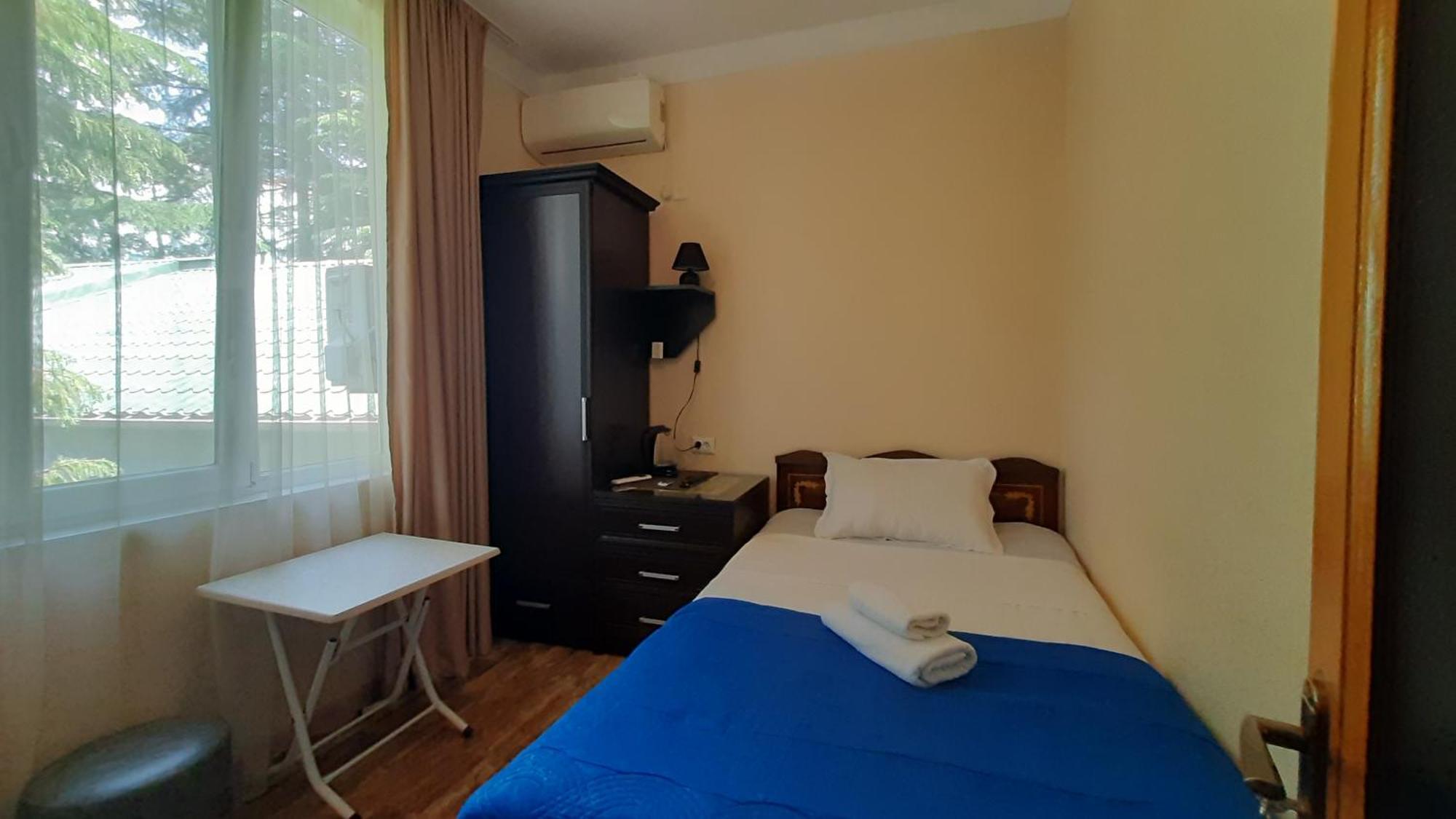 Guesthouse Next To Beach バトゥーミ エクステリア 写真