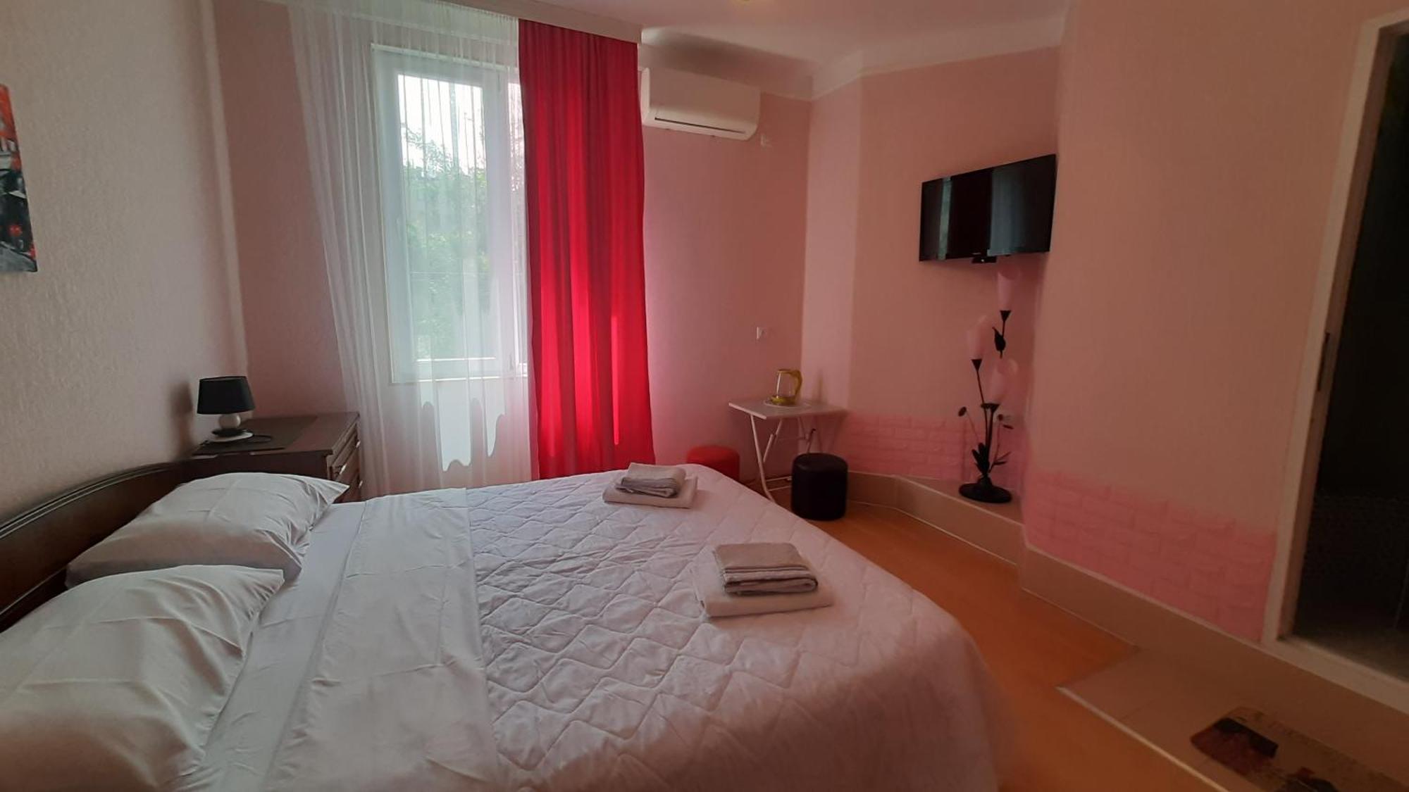 Guesthouse Next To Beach バトゥーミ エクステリア 写真